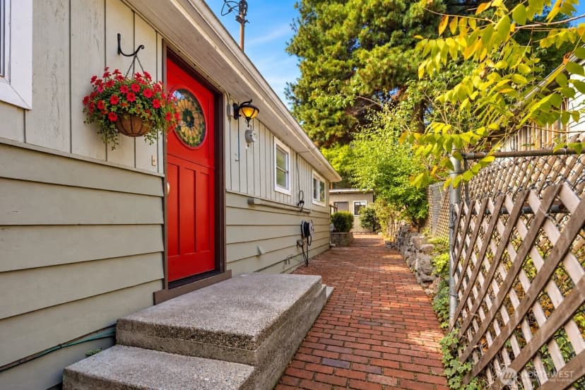 Property photo for 9515 Linden Avenue N, Seattle photo 3