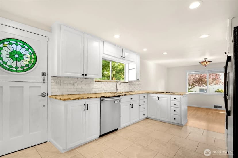 Property photo for 9515 Linden Avenue N, Seattle photo 6