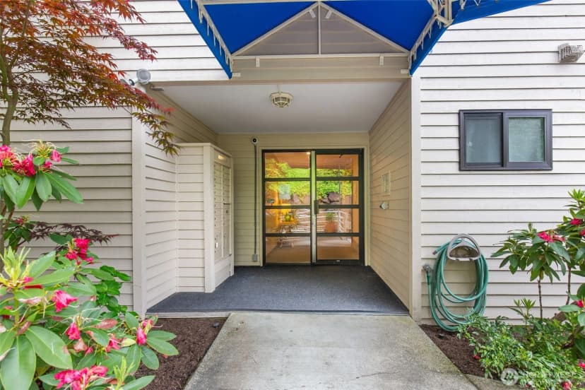 Property photo for 5225 50th Avenue Ne #204, Seattle photo 4