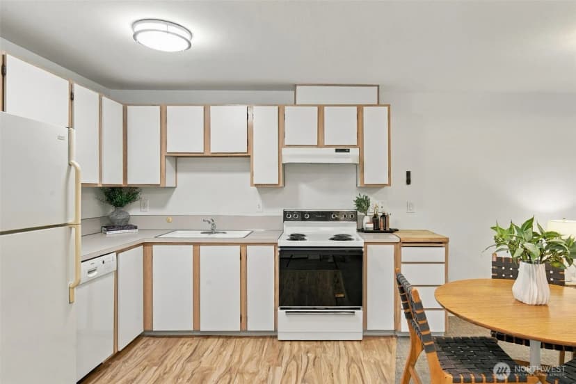 Property photo for 5225 50th Avenue Ne #204, Seattle photo 7