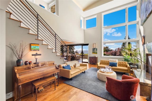 Property photo for 2820 Magnolia Boulevard W, Seattle photo 4