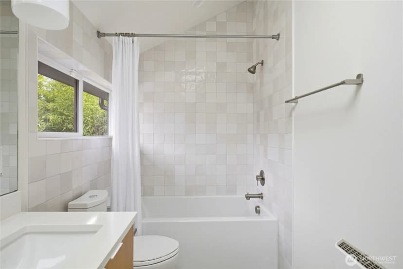 Property photo for 514 Ne 102nd Street #b, Seattle photo 16
