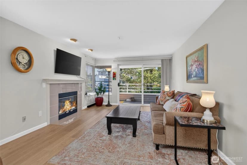 Property photo for 2125 California Avenue Sw #302, Seattle photo 6