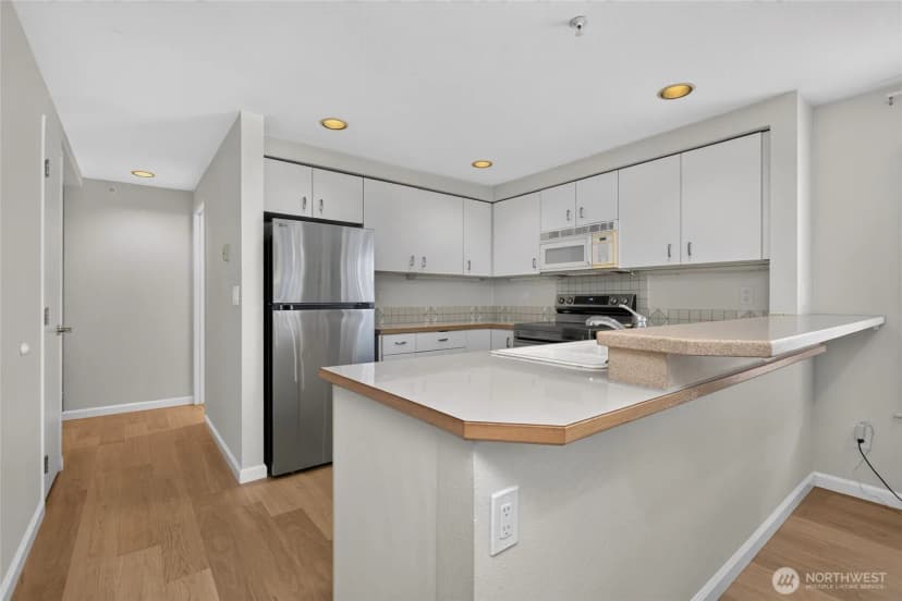 Property photo for 2125 California Avenue Sw #302, Seattle photo 11