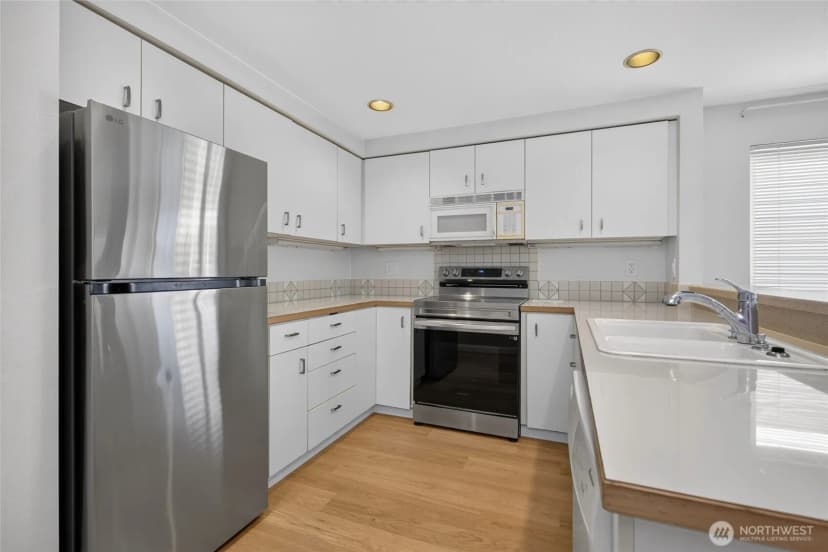 Property photo for 2125 California Avenue Sw #302, Seattle photo 13