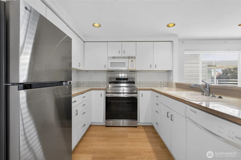 Property photo for 2125 California Avenue Sw #302, Seattle photo 12