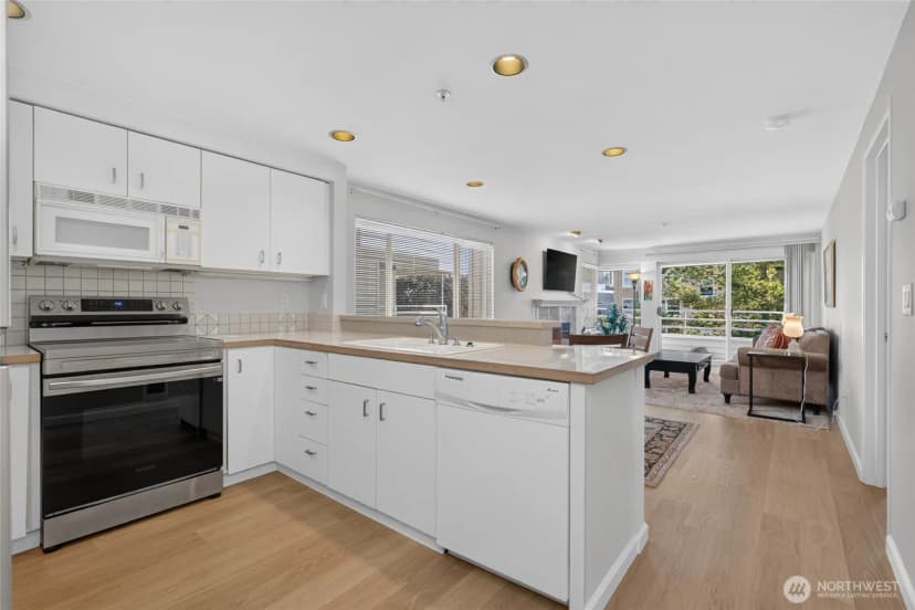 Property photo for 2125 California Avenue Sw #302, Seattle photo 14