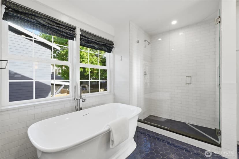 Property photo for 2536 31st Avenue W, Seattle photo 18