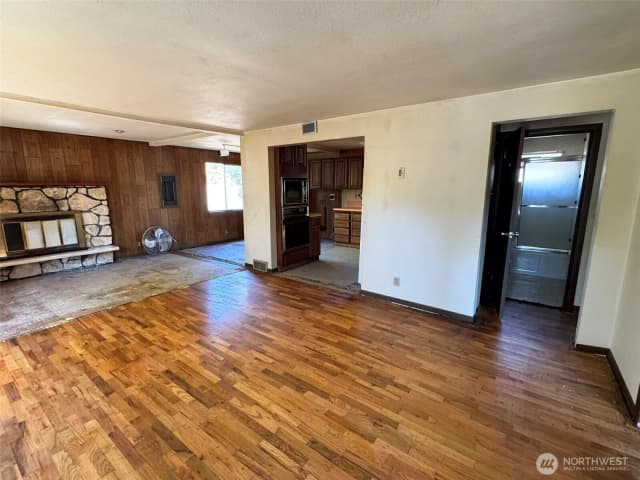 Property photo for 12346 1st Avenue Ne, Seattle photo 3