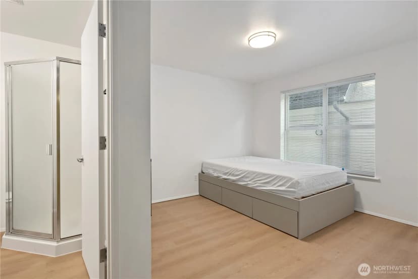 Property photo for 5612 A Roosevelt Way Ne #a, Seattle photo 9