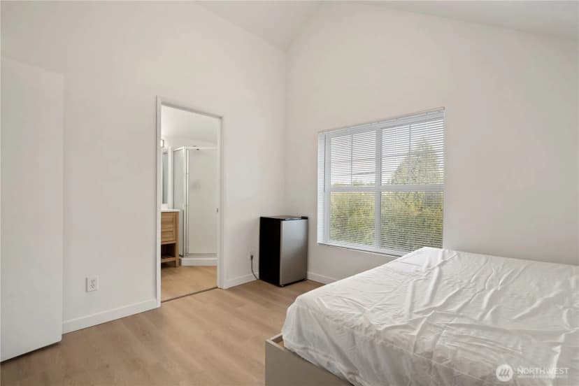 Property photo for 5612 A Roosevelt Way Ne #a, Seattle photo 16
