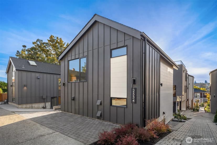 Property photo for 2534 30th Avenue W, Seattle photo 23
