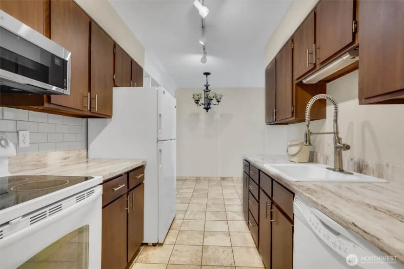 Property photo for 4540 8th Avenue Ne #1403, Seattle photo 10