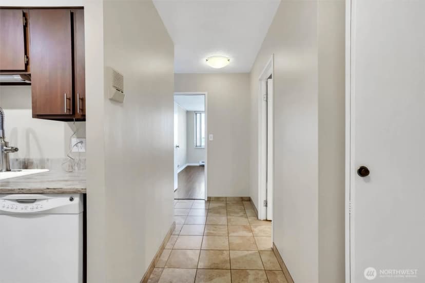 Property photo for 4540 8th Avenue Ne #1403, Seattle photo 14