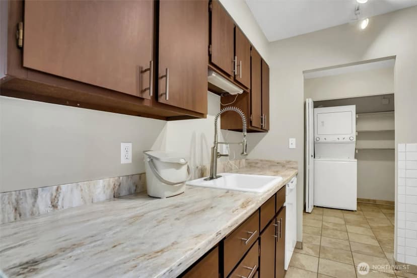 Property photo for 4540 8th Avenue Ne #1403, Seattle photo 9