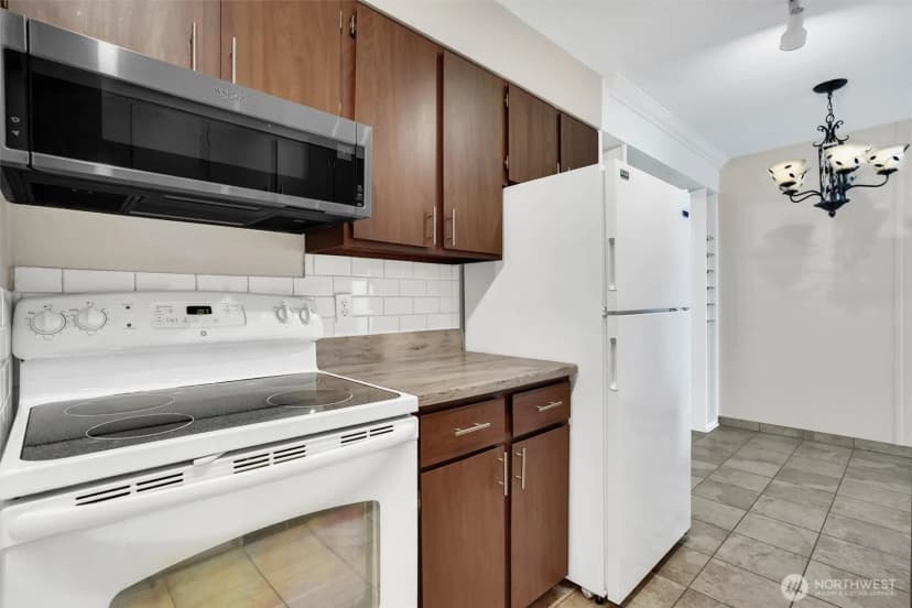 Property photo for 4540 8th Avenue Ne #1403, Seattle photo 11