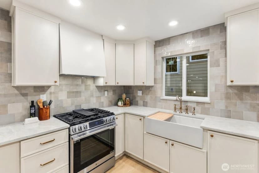 Property photo for 9752 Evanston Avenue N, Seattle photo 13