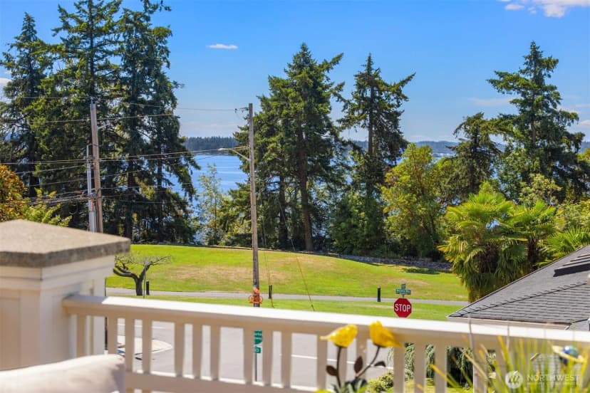 Property photo for 421 2nd Street W, Kirkland photo 37