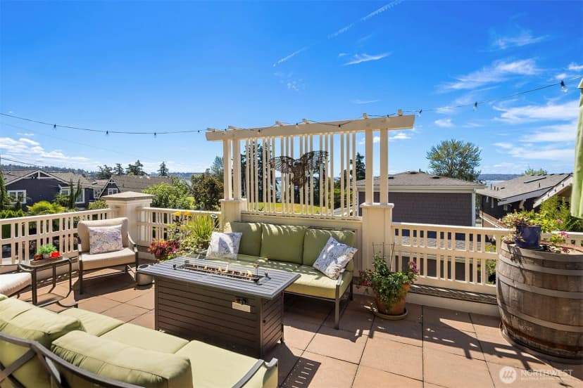 Property photo for 421 2nd Street W, Kirkland photo 2