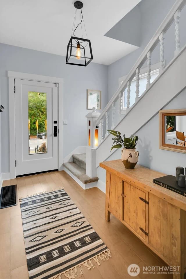 Property photo for 1812 6th Avenue W, Seattle photo 4