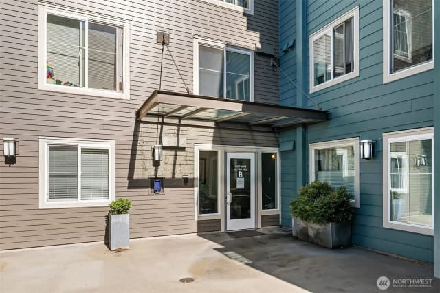 Property photo for 300 10th Avenue #b409, Seattle photo 2