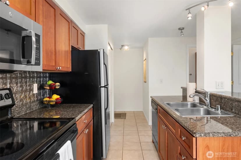 Property photo for 300 10th Avenue #b409, Seattle photo 6