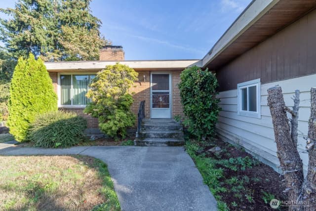 Property photo for 1210 N 33rd Place, Renton photo 2