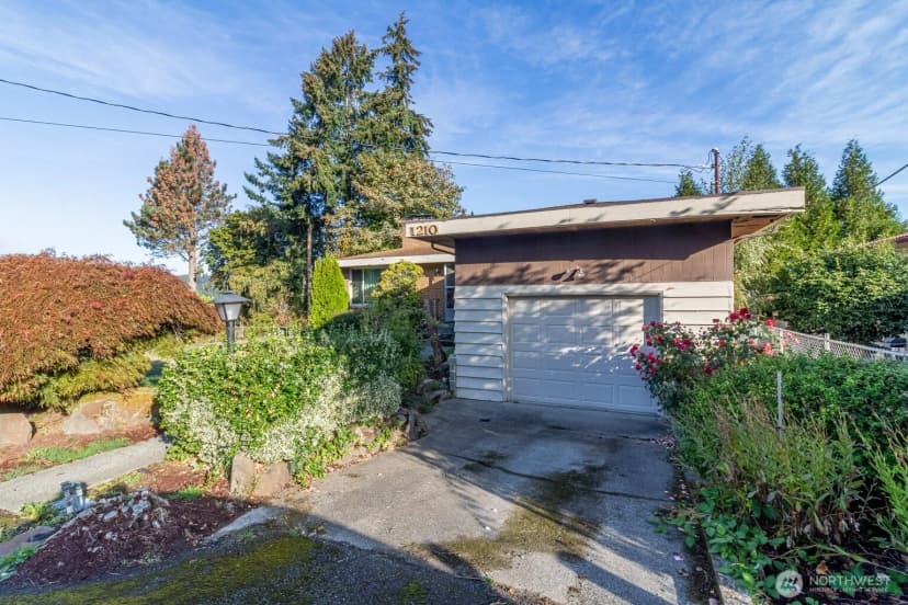 Property photo for 1210 N 33rd Place, Renton photo 4