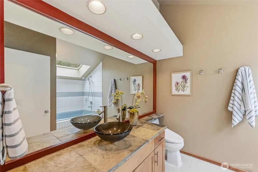 Property photo for 613 Bellevue Way Se, Bellevue photo 16