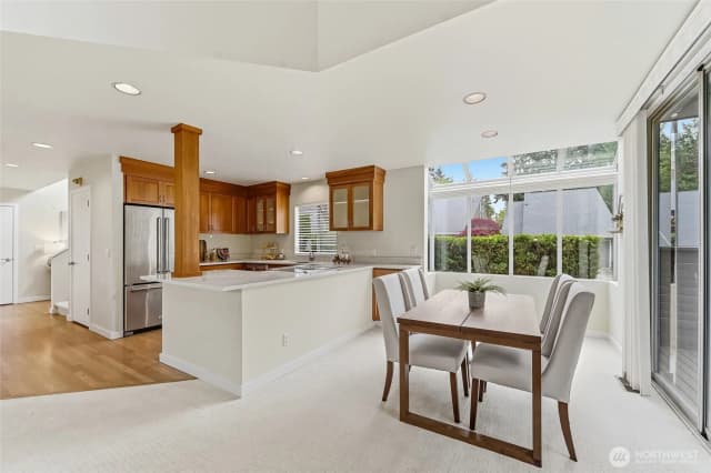 Property photo for 613 Bellevue Way Se, Bellevue photo 4