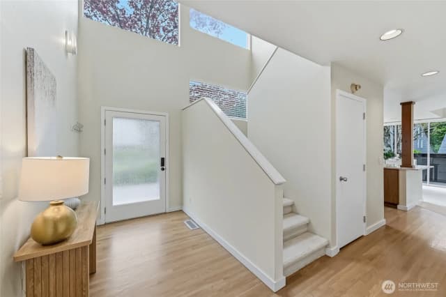 Property photo for 613 Bellevue Way Se, Bellevue photo 3