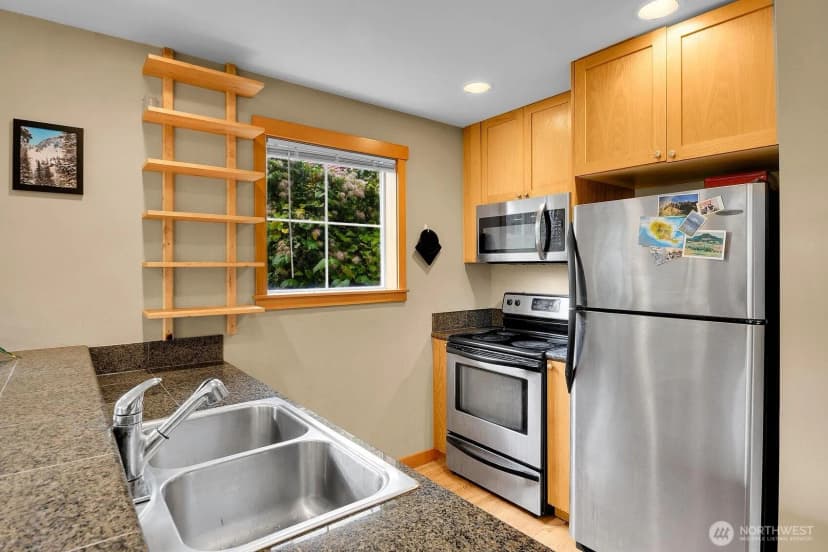 Property photo for 5252 12th Avenue Ne #a, Seattle photo 4