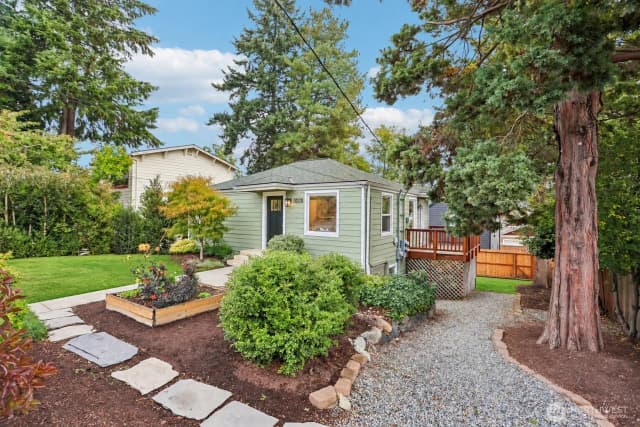 Property photo for 10510 Linden Avenue N #a, Seattle photo 3