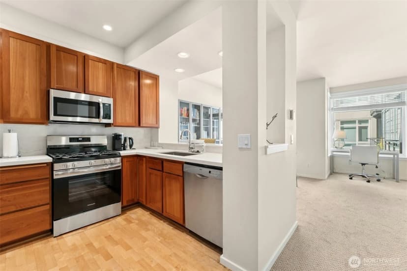Property photo for 1900 Alaskan Way #410, Seattle photo 13