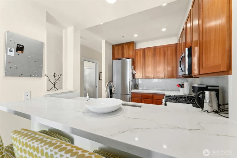Property photo for 1900 Alaskan Way #410, Seattle photo 11