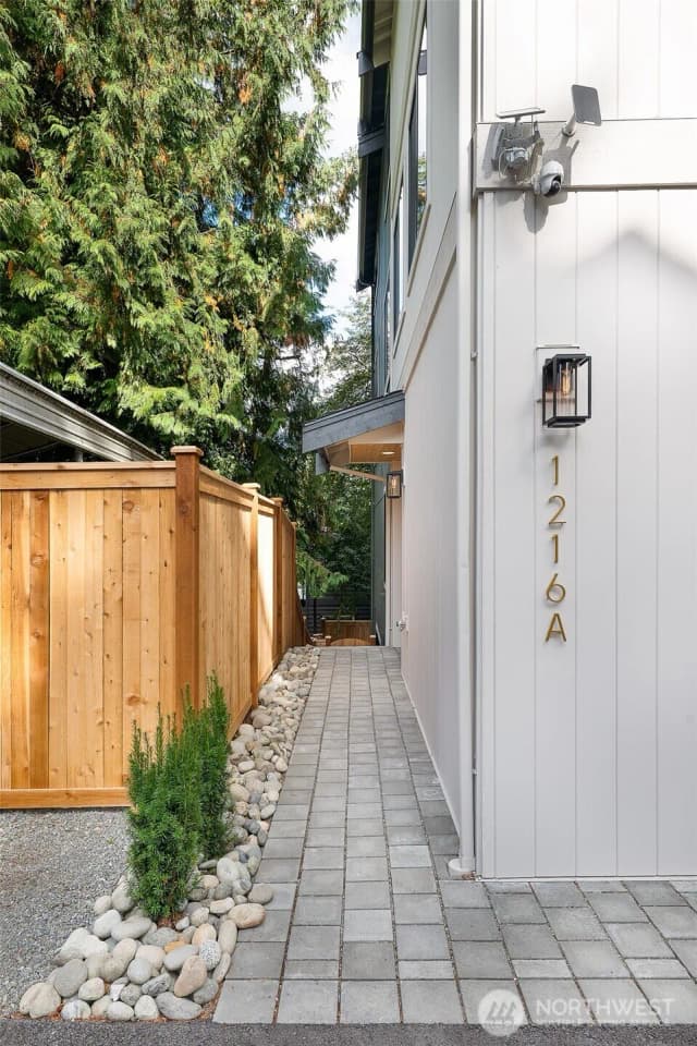 Property photo for 1216 A Ne 103rd, Seattle photo 3