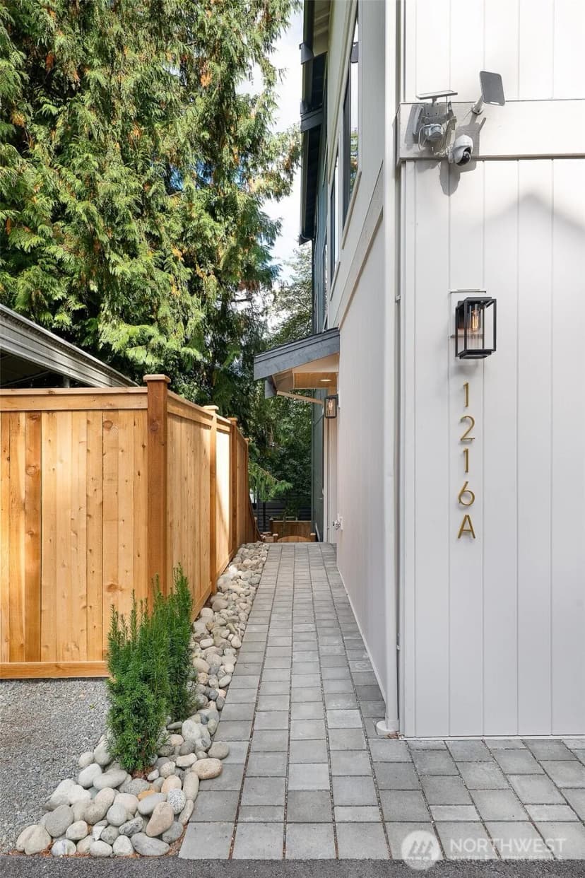 Property photo for 1216 A Ne 103rd, Seattle photo 3