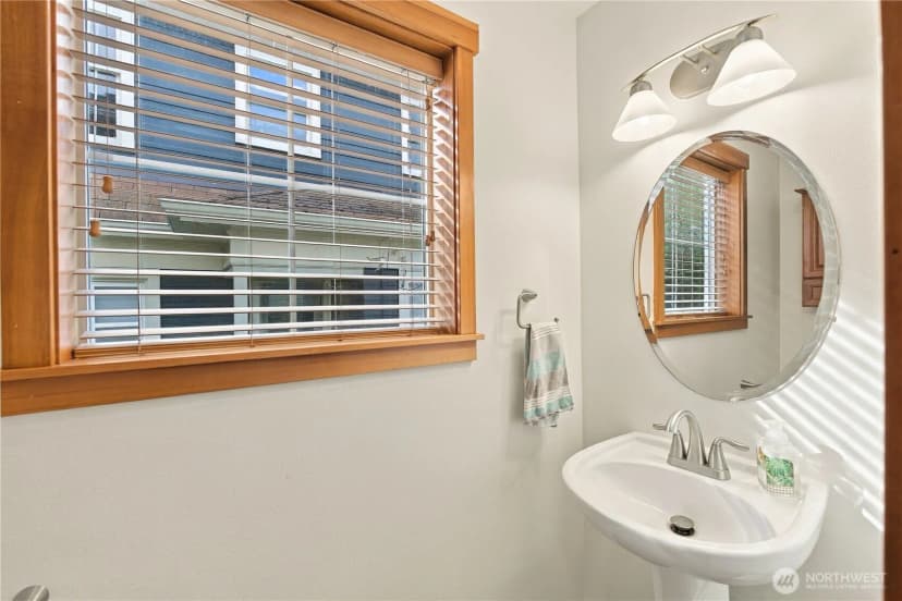 Property photo for 5252 12th Avenue Ne #b, Seattle photo 7