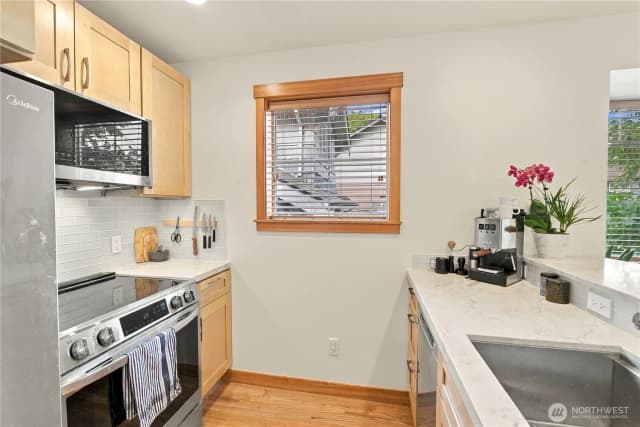 Property photo for 5252 12th Avenue Ne #b, Seattle photo 4