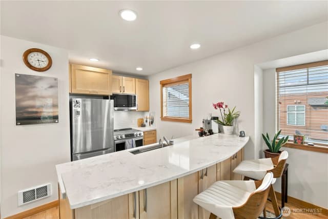 Property photo for 5252 12th Avenue Ne #b, Seattle photo 3