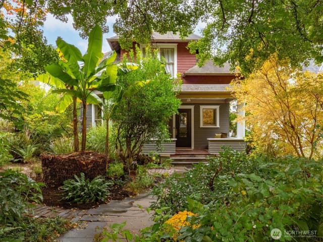 Property photo for 2423 8th Avenue W, Seattle photo 2