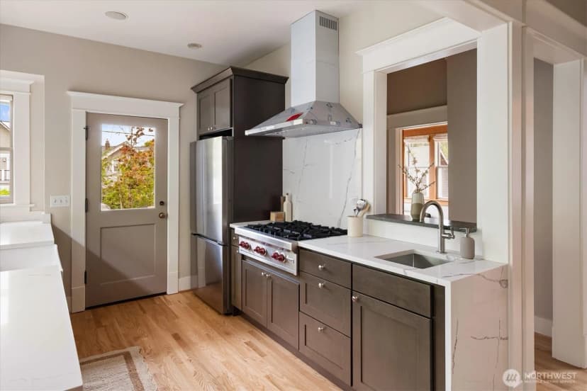 Property photo for 2423 8th Avenue W, Seattle photo 12