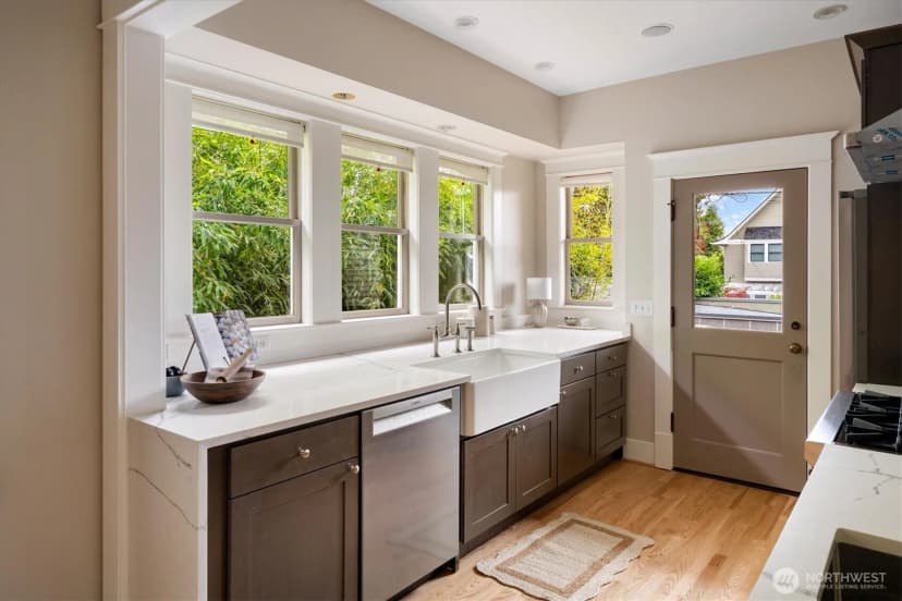Property photo for 2423 8th Avenue W, Seattle photo 11