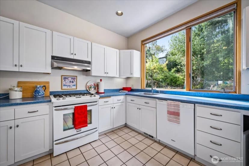 Property photo for 3617 Corliss Avenue N, Seattle photo 11