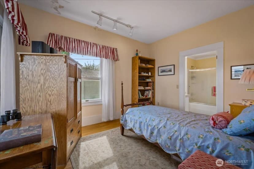 Property photo for 3617 Corliss Avenue N, Seattle photo 16