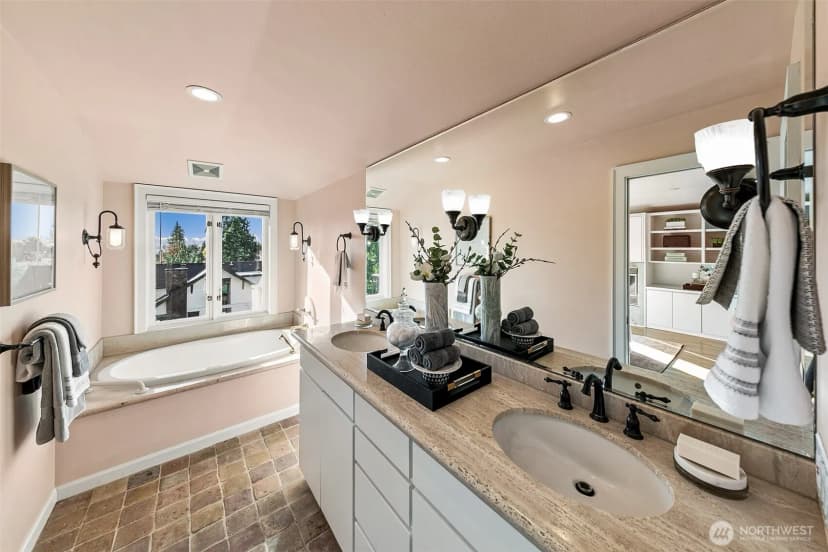Property photo for 915 11th Avenue E, Seattle photo 22