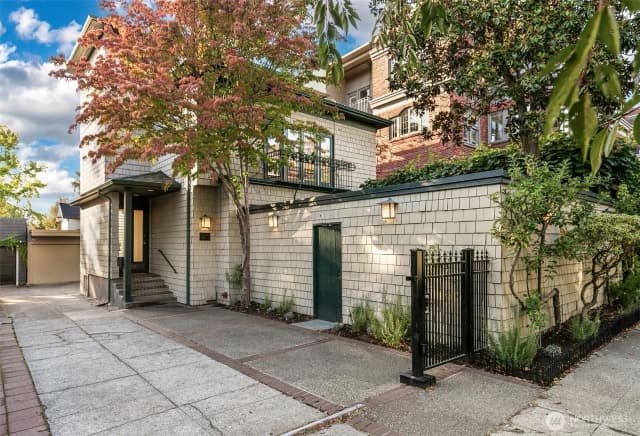 Property photo for 915 11th Avenue E, Seattle photo 2