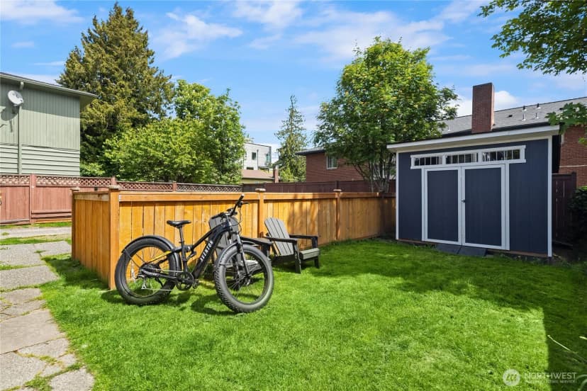 Property photo for 4206 Dayton Avenue N, Seattle photo 21