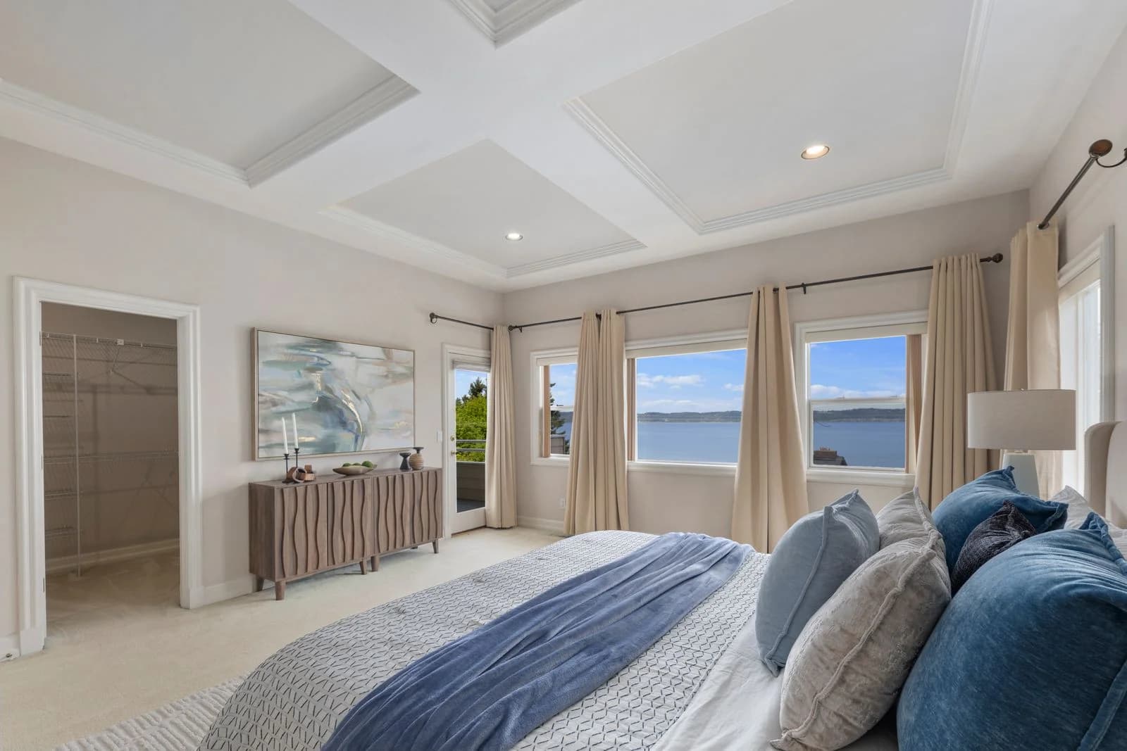Home theater with 4K projector and Yamaha surround sound