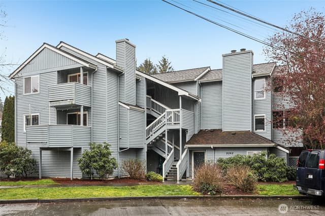 Property photo for 9242 Woodlawn Avenue N #B, Seattle